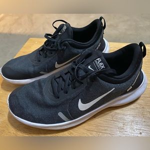 Women’s Black & White Nike Flex Experience 8 Running Shoes size 8.5